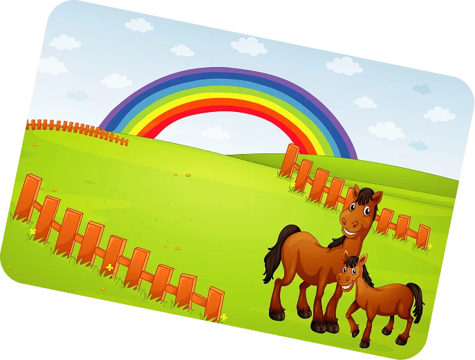 Un cheval et un poulain de dessin animé se tiennent sur une colline verdoyante bordée d'une clôture orange. Un arc-en-ciel aux couleurs vives s'étend dans un ciel bleu parsemé de nuages cotonneux, créant une scène joyeuse.